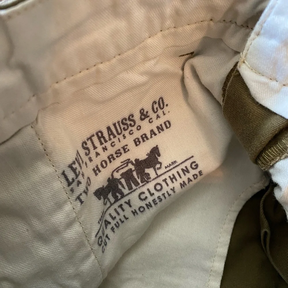 Levi’s chinos khaki straight legs tapered men’s pants size W33 L32